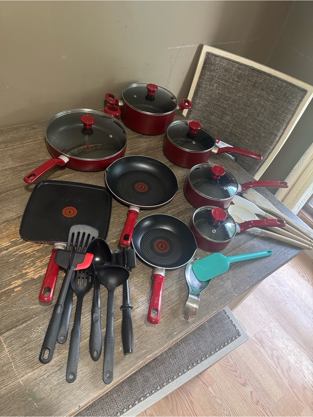 T-fal 25-Piece Nonstick Cookware Set + Utensils – Red
